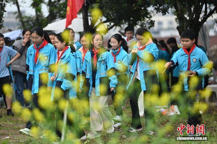 燙火鍋吃燒烤 重慶小學(xué)生樂享校園野炊時光
