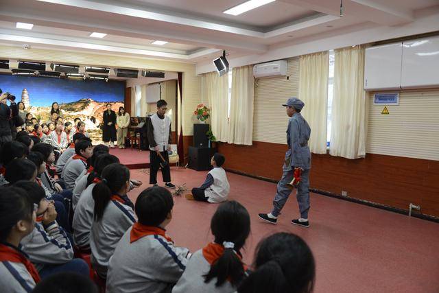 北京四中原創(chuàng)戲劇“閃耀”小學(xué)舞臺