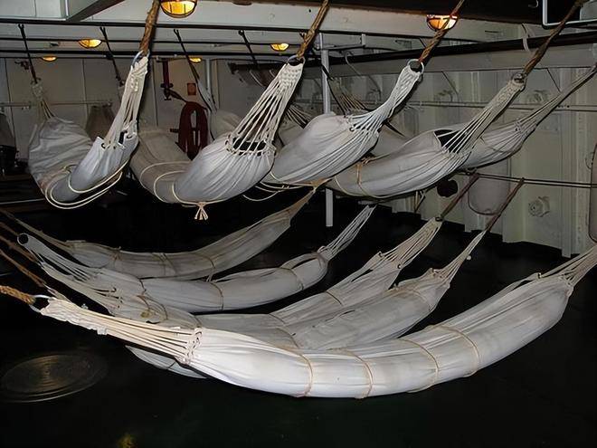 原創(chuàng)臉都丟完了，福特號(hào)火災(zāi)持續(xù)超過30小時(shí)才被滅，船員睡地板？