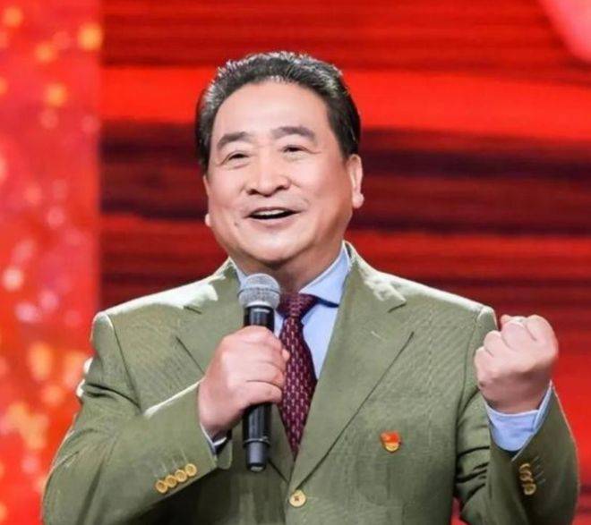 原創(chuàng)移民美國、圣誕節(jié)唱紅歌？75歲頻繁赴美的姜昆，私生活謠言太離譜