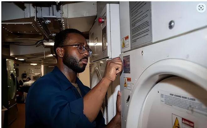 原創(chuàng)臉都丟完了，福特號(hào)火災(zāi)持續(xù)超過30小時(shí)才被滅，船員睡地板？