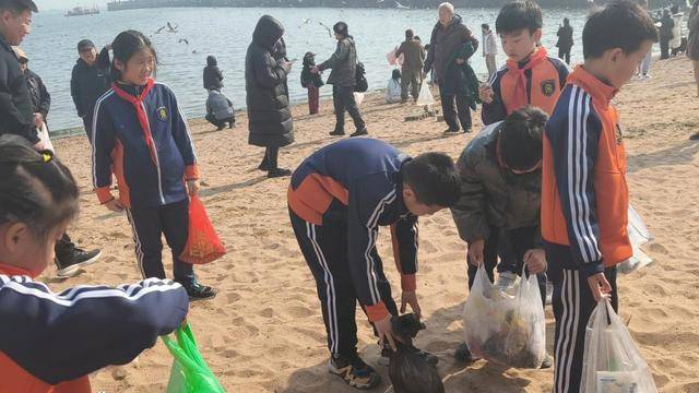 守護(hù)蔚藍(lán)海岸 爭(zhēng)做環(huán)保小衛(wèi)士 市南區(qū)開展小學(xué)生海洋環(huán)保公益實(shí)踐活動(dòng)