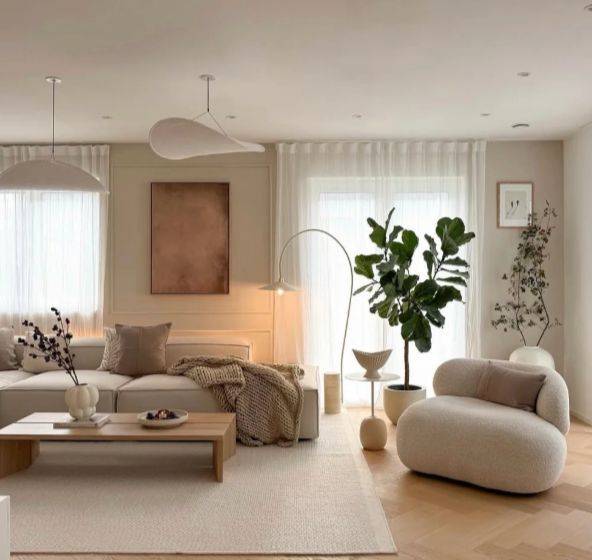 墻面、家具、窗簾同色系，空間立刻顯大