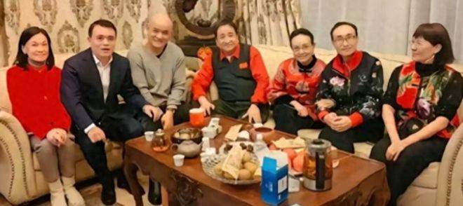 原創(chuàng)移民美國、圣誕節(jié)唱紅歌？75歲頻繁赴美的姜昆，私生活謠言太離譜