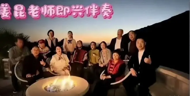 原創(chuàng)移民美國、圣誕節(jié)唱紅歌？75歲頻繁赴美的姜昆，私生活謠言太離譜