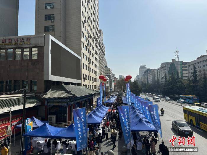 蘭州招聘會(huì)探索“靈活保障” 求職者盼打破“35歲門檻”
