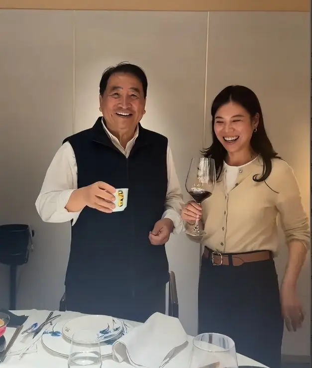 原創(chuàng)移民美國、圣誕節(jié)唱紅歌？75歲頻繁赴美的姜昆，私生活謠言太離譜