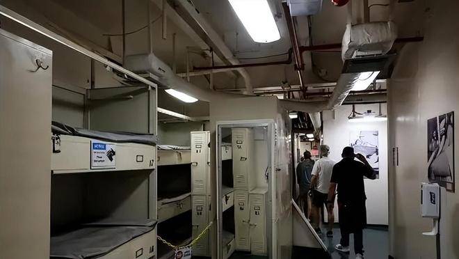 原創(chuàng)臉都丟完了，福特號(hào)火災(zāi)持續(xù)超過30小時(shí)才被滅，船員睡地板？