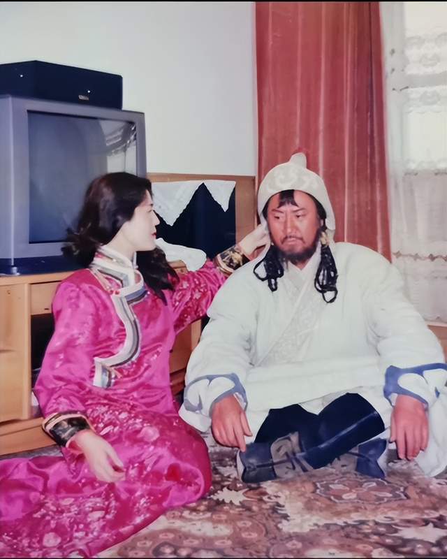 原創(chuàng)曝“成吉思汗”扮演者巴森移民蒙古！妻子發(fā)文回應(yīng)，已被授予博士