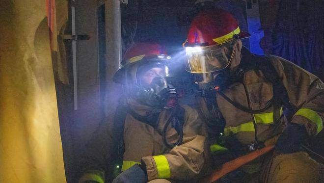 原創(chuàng)臉都丟完了，福特號(hào)火災(zāi)持續(xù)超過30小時(shí)才被滅，船員睡地板？