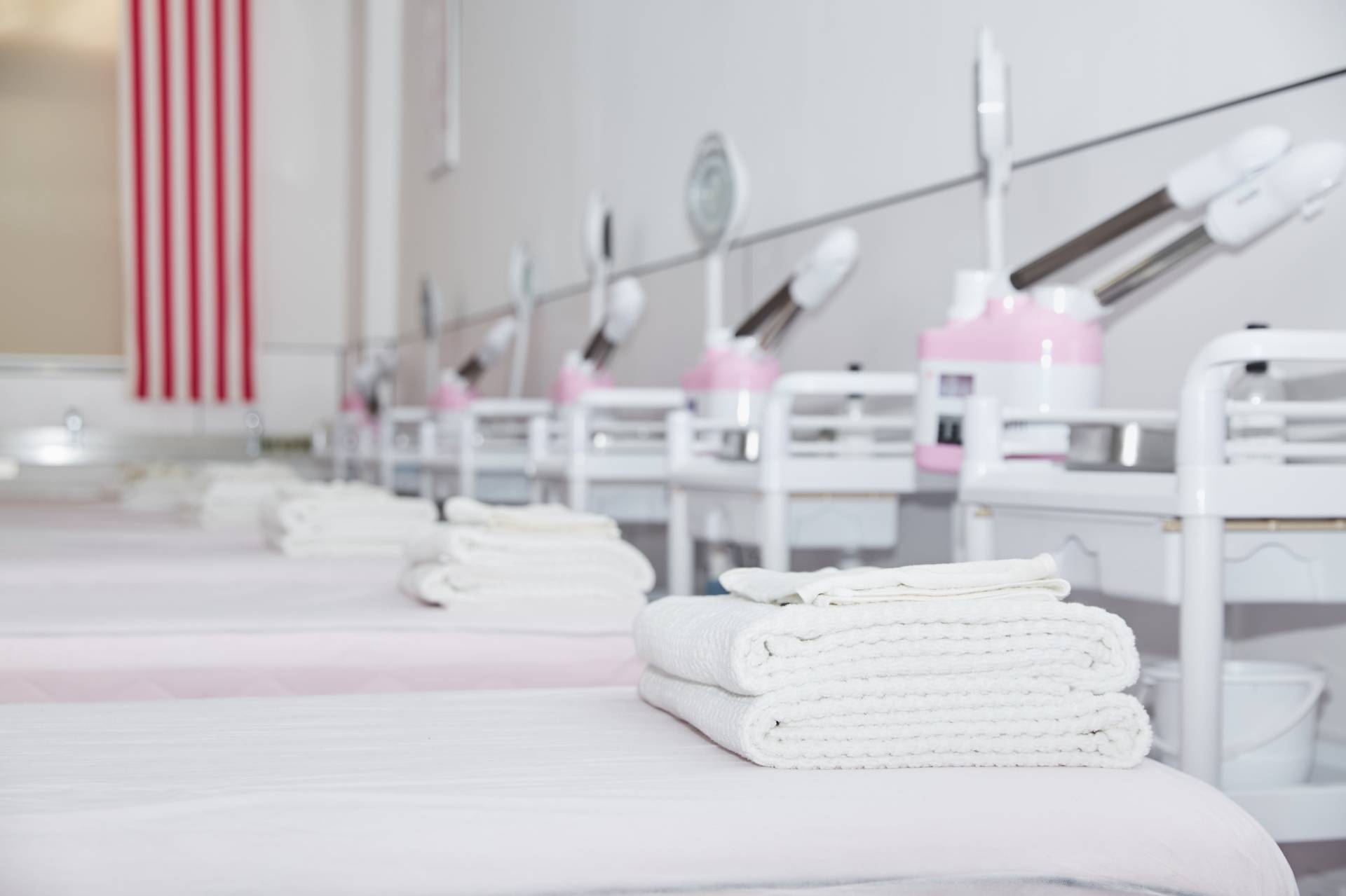 閑談靠譜的高級美容培訓(xùn)學(xué)校，美甲化妝美容培訓(xùn)學(xué)?？蛻舴答?>
<p>山東歐曼諦時尚美業(yè)學(xué)校有著深厚的辦學(xué)積淀，依托38年的美業(yè)教育經(jīng)驗，隸屬中國東方教育集團，還是國家職業(yè)技能鑒定站、世界技能大賽美容項目集訓(xùn)單位<strong>美容</strong>。這一系列的背景資質(zhì)為學(xué)校在行業(yè)內(nèi)贏得了極高的認可度，也為學(xué)員提供了優(yōu)質(zhì)的學(xué)習資源對接平臺。</p>
<img src=