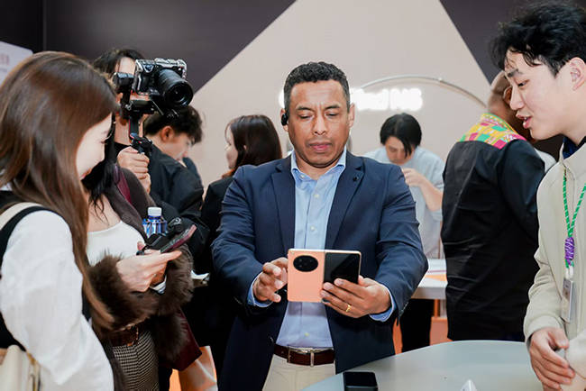 OPPO Find N6首銷迎來搶購熱，多國外交官集體點(diǎn)贊中國科技創(chuàng)新