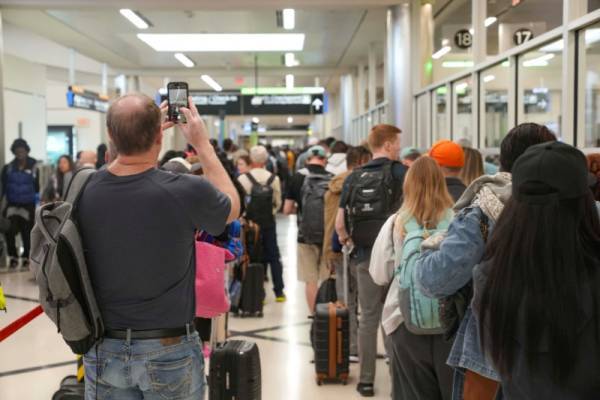 美國土安全部撥款被卡，特朗普威脅向機場派遣移民執(zhí)法人員