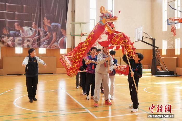 香港師生代表走進(jìn)北京市豐臺(tái)區(qū)怡海中學(xué)交流體育與非遺