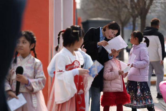 視點｜馬路詩歌節(jié)點亮石榴莊街頭