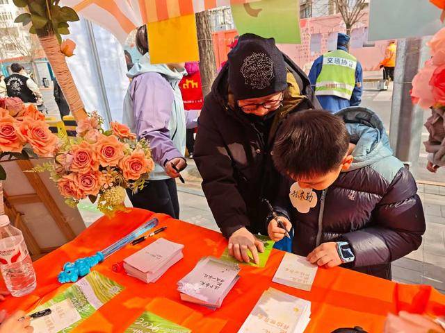 浪漫詩歌點亮春日時光，馬路上辦起了詩歌節(jié)