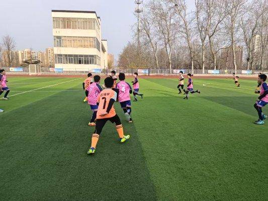 淄博市博山區(qū)四十畝地小學(xué)舉行“校長杯”足球聯(lián)賽