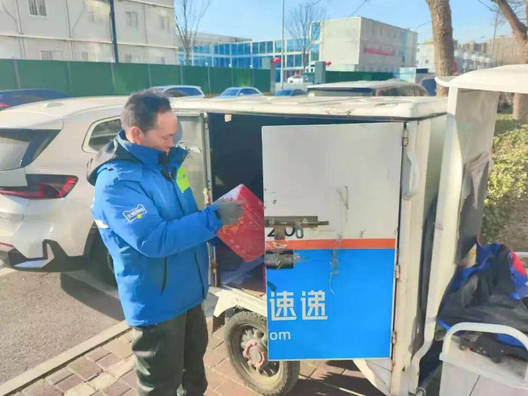 北京街頭，小女孩右腳死死卡進(jìn)自行車輪！緊急時(shí)刻，快遞小哥出手了