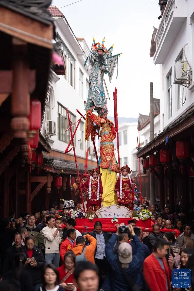 “空中戲劇”非遺巡游：流動的民俗盛宴