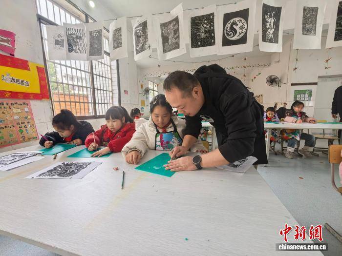 刻刀下的童年與希望 湖南桃江一所鄉(xiāng)村小學(xué)的藝術(shù)教育探索