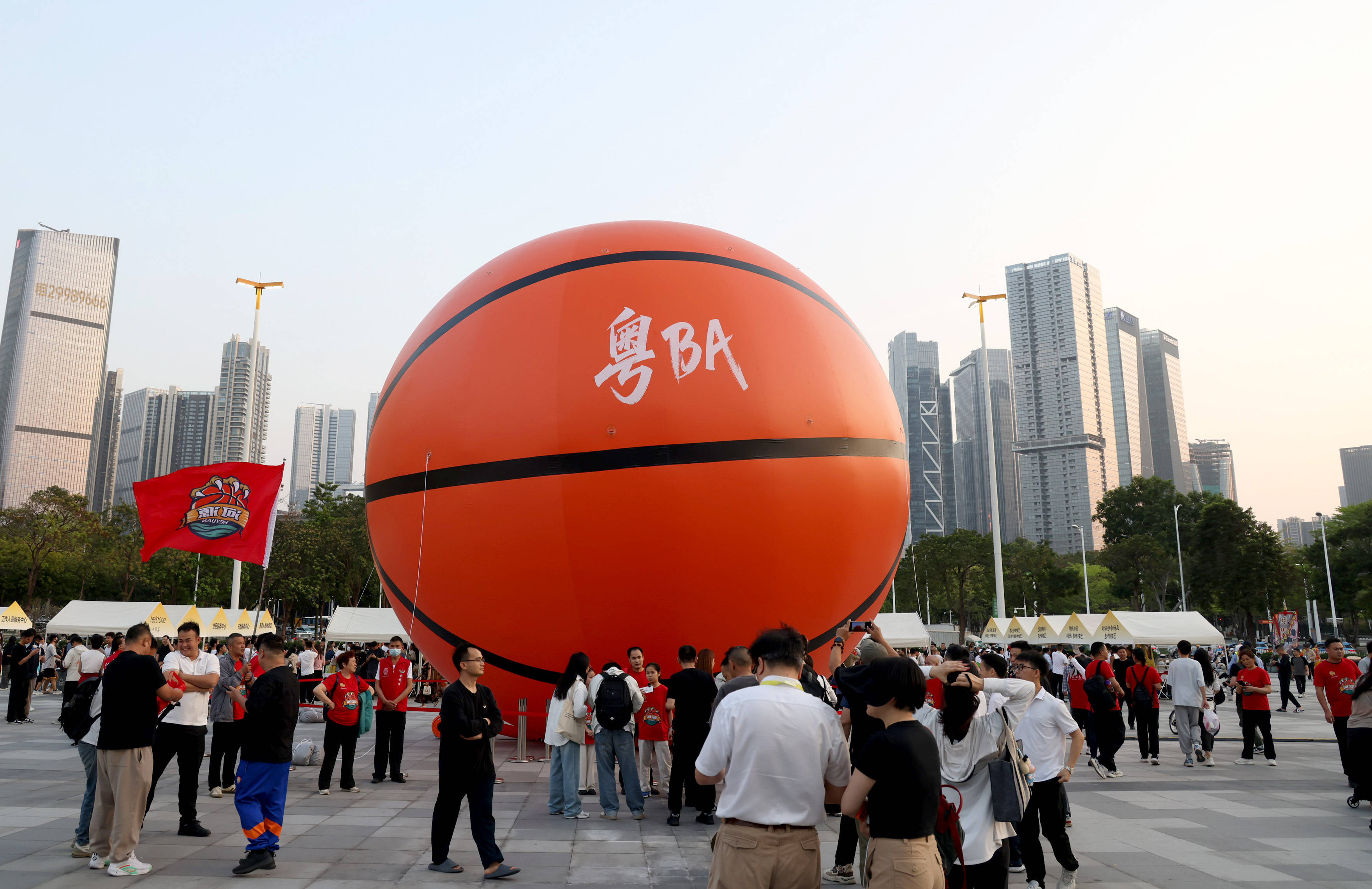 科技遇見(jiàn)籃球：粵BA深圳主場(chǎng)首秀的日與夜